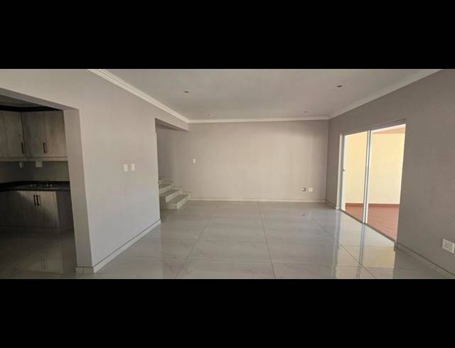3 BEDROOM TOWNHOUSE FOR SALE IN MOUNT EDGECOMBE